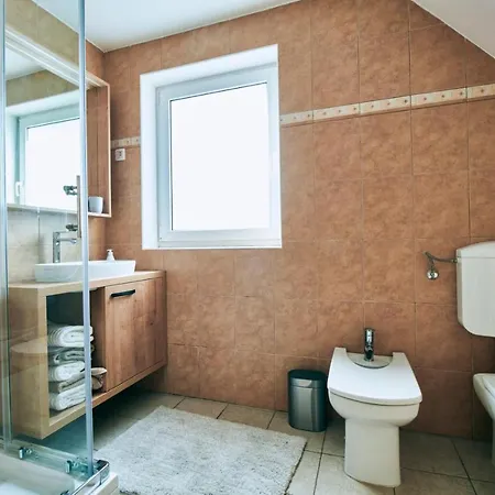 House Eden With Mountain Views